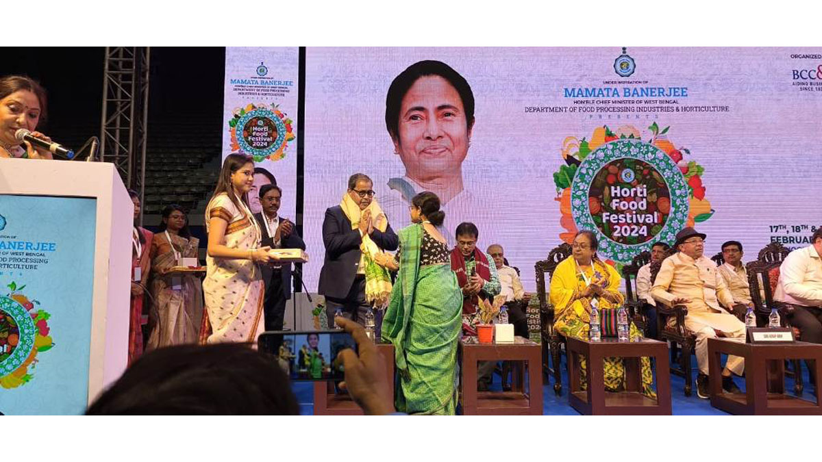 Mr. Jayanta Chakraborty, Chairperson, Agriculture and Rural Development Committee of The Bengal Chamber & Mr. Gautam Ray, President, The Bengal Chamber of Commerce and Industries being felicitated during the inaugural session of the 'Horti Food Festival' 2024, held from 17th-19th February 2024, at Netaji Indoor Stadium, Kolkata.