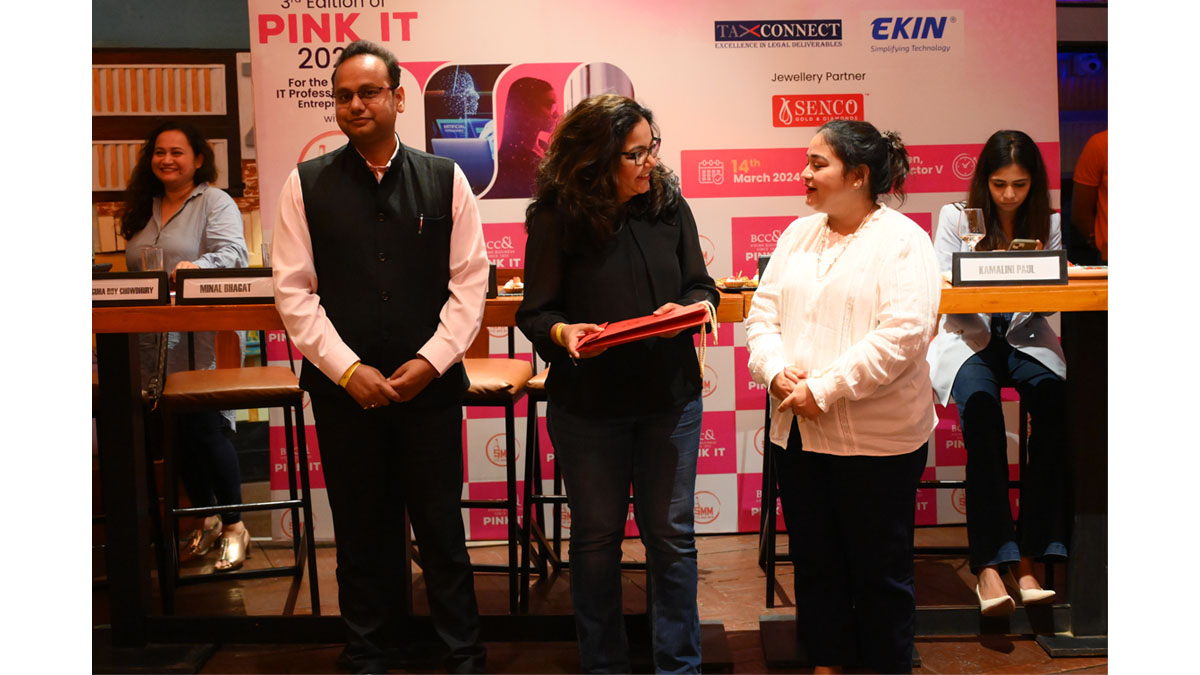 Mr Vivek Jalan, Chairperson, Fiscal Affairs & Taxation (National) Com mittee, The Bengal Chamber of Commerce and Industry and Partner, Tax Connect Advisory Services LLP, Kolkata (L) presenting memento to Ms Rashmita Parija, HR Head- India, Lexmark International Inc., Kolkata with Ms. Joita Sen, Director – Marketing & Design, Senco Gold Ltd. (R).