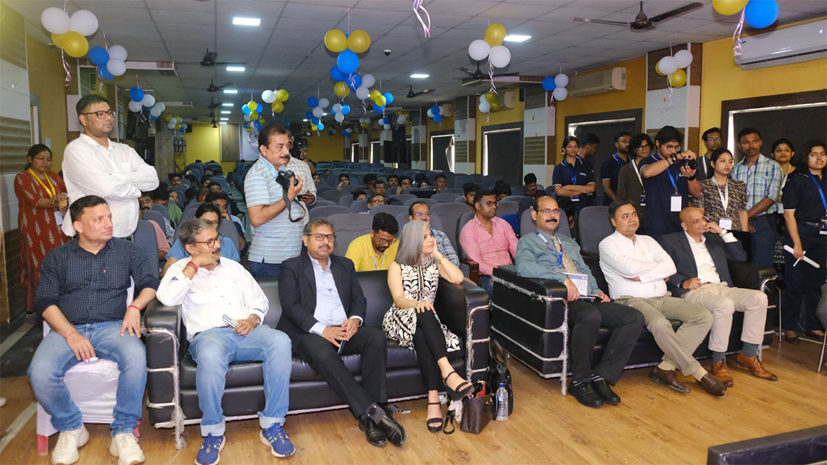 The dignitaries- L-R : Mr. Tanmoy Banerjee, Director, RT Network Solutions Pvt Ltd; Mr Partha Sengupta, Senior Vice President(I3L) & Head of IT Shared Services, ITC Limited; Mr. Jayanta Kr. Saha, Founder and CEO, Softthink Intelligent Solutions Pvt. Ltd; Ms Jaspreet Kaur, Director, JIS Group; Shri Sanjay Sinha, Assistant General Manager, Personal Banking Business Unit, LHO Kolkata, State Bank of India; Shri Partha Sarathi Dam, Joint Secretary, IT & E Department, Government of West Bengal; Mr. Santosh Prasad, Partner & Service Line Lead; Hybrid Cloud Transformation, GIC, IBM Consulting. 