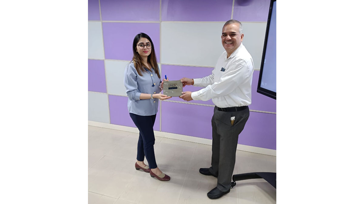 Mr. N K Ghosal, Member, IT Committee, The Bengal Chamber of Commerce and Industry; Mentor, WEBEL-BCC&I Tech Incubation Center and Director, NKG & Associates presenting prize to one of the winners of the Quiz conducted during the Workshop.