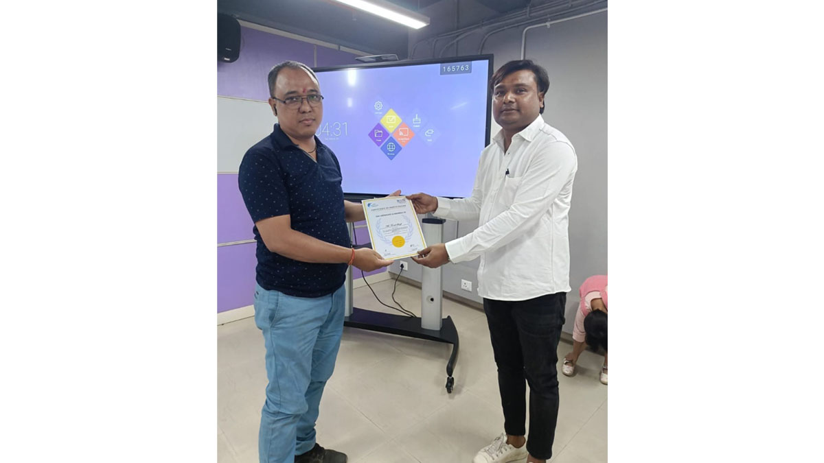 Mr Abhishek Das of Webel Fujisoft Vara Centre of Excellence in Industry 4.0 presenting certificate to one of the participants.