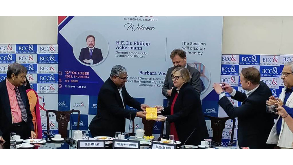 Mr. Gautam Ray, President, BCC&I conferring a memento to Ms. Barbara Voss, Consul General of Germany in Kolkata.