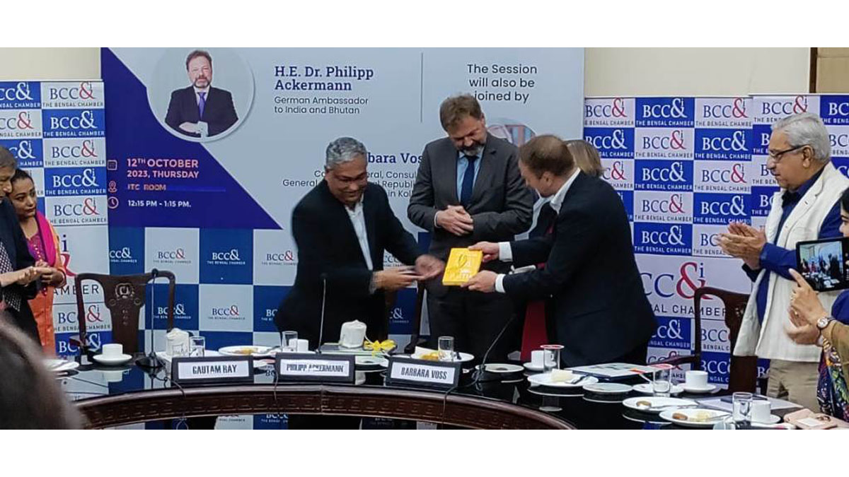 Mr. Gautam Ray, President, BCC&I conferring a memento to Mr. Johannes Hoeber, Cultural Head, Embassy of Germany.