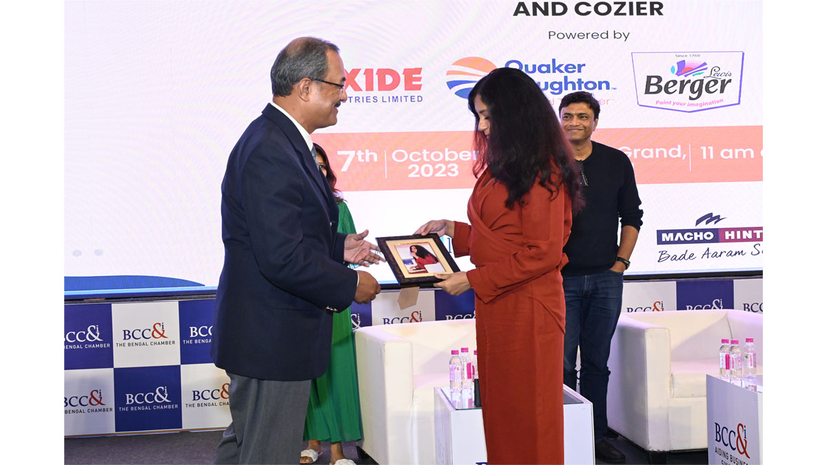 Mr. Tridib Majumder, Managing Director, Quaker Chemical India Private Limited (A Quaker Houghton Company), handing over a memento to Ms. Kavita Mahto, Business Head, Tata Steel Aashiyana