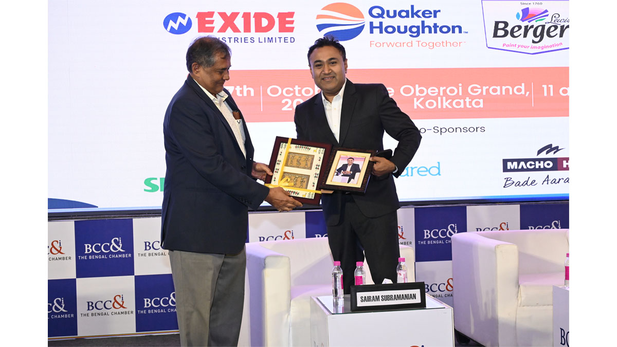 Mr. Avijit Dutta handing over the mementos to Mr. Debaditya Chaudhuri, Founder and Managing Director Chowman, Oudh 1590 & Chapter 2