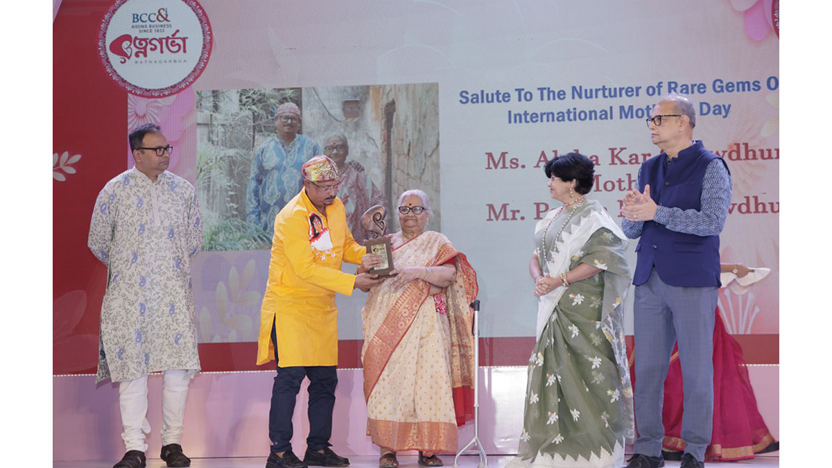 Social Category - Ms. Aloka Kar Chowdhury, Mother of Mr. Partha Kar Chowdhury (Popularly known as the Hospital Man) received the award. On stage – Mr. Subir Chakraborty, Immediate Former President, The Bengal Chamber, Ms. Reshmi Chatterjee, Proprietor, Halo Heritage, and Mr. Sunando Dhar, Founder Director, Gambit Forward (P) Ltd