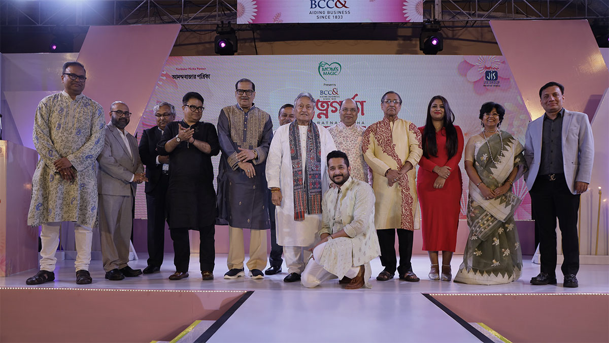 Ustad Amjad Ali Khan with Pandit Ajoy Chakraborty, President Mr. Gautam Ray, BCC&I, Emcee of the evening Mr. Parambrata Chattopadhyay, Sports Committee-Chairperson, Mr. Subrata Dutta and the entire BCC&I Sports Committee Members