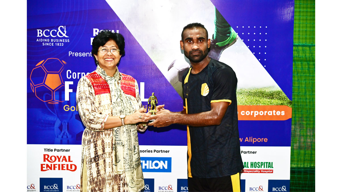 Ms. Reshmi Chatterjee, Proprietor, Halo Heritage handing over a Man of the Match Trophy