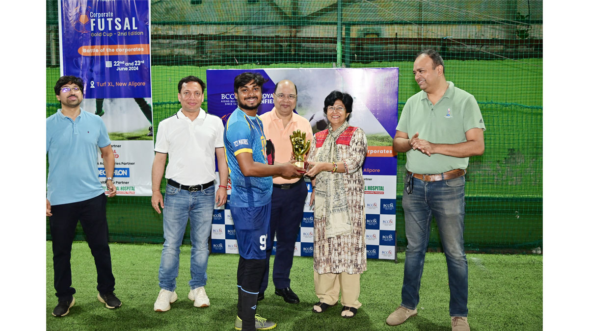 Ms. Reshmi Chatterjee, Proprietor, Halo Heritage handing over the Best Goalkeeper Award