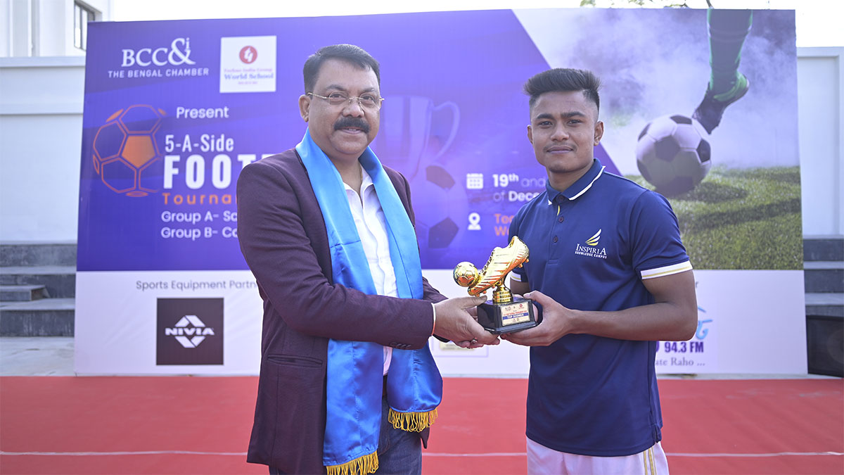 Hon'ble Deputy Mayor of Siliguri Shri Ranjan Sarkar handing over The Top Scorer Trophy
