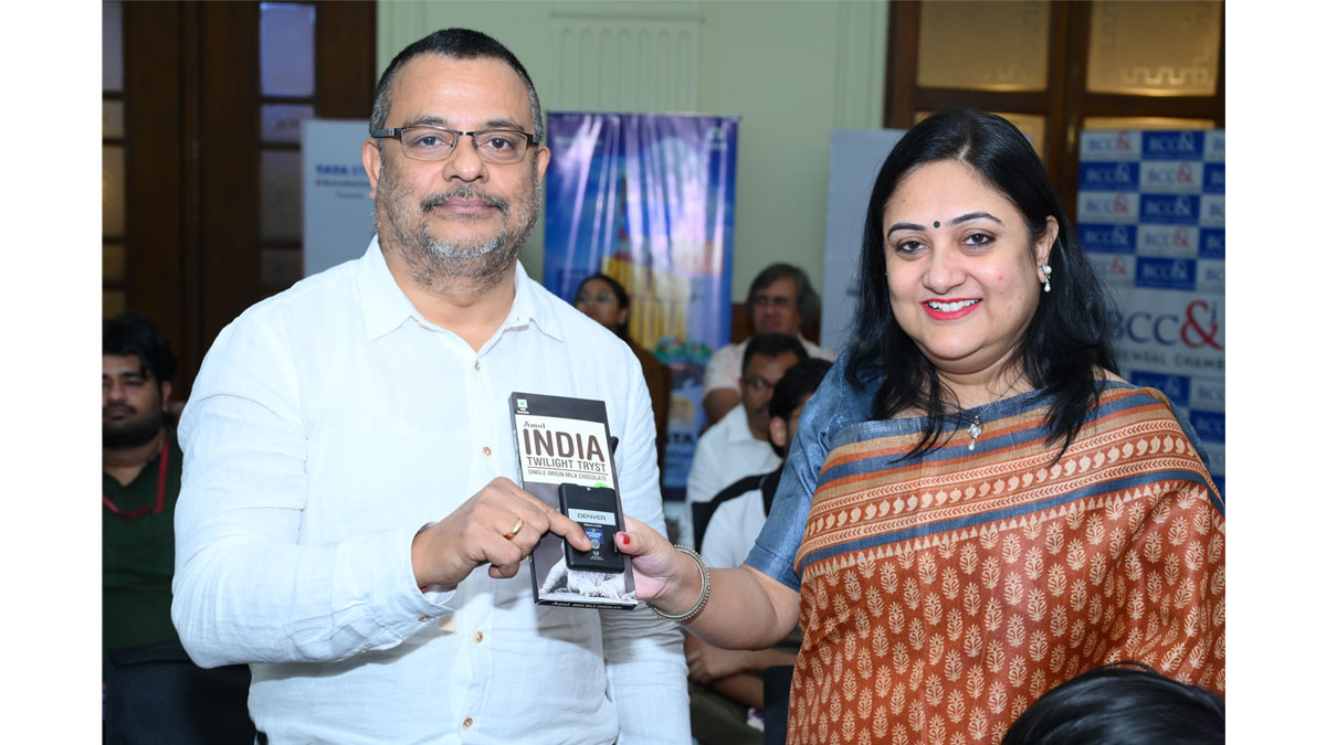 Audience Prize being handed over by Ms. Rajashree Mukherjee, Manager, BCC&I