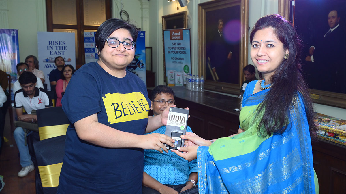 Audience Prize being handed over by Ms. Swarnali Dhar, Deputy Director, BCC&I