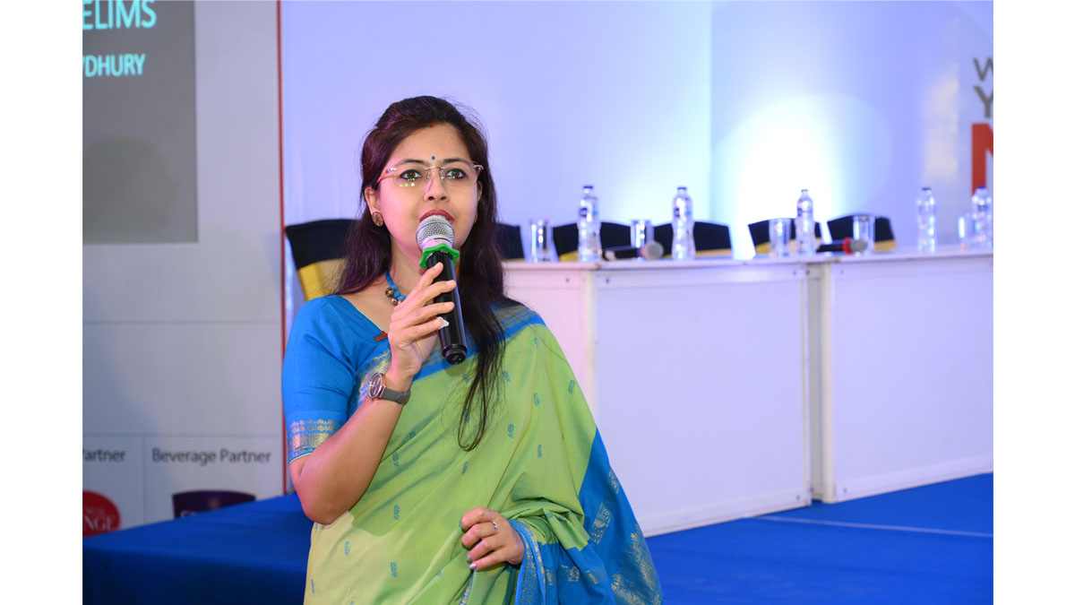 Ms. Swarnali Dhar, Deputy Director Emceeing the Quiz