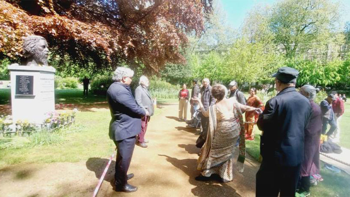 President Mr. Gautam Ray, paying homage to Kabiguru Rabindranath Tagore at his bust installed at Gordon Square in London. He also met the Chairperson, Founder and Members of The Tagore Centre, UK on the occassion of Rabindra Jayanti