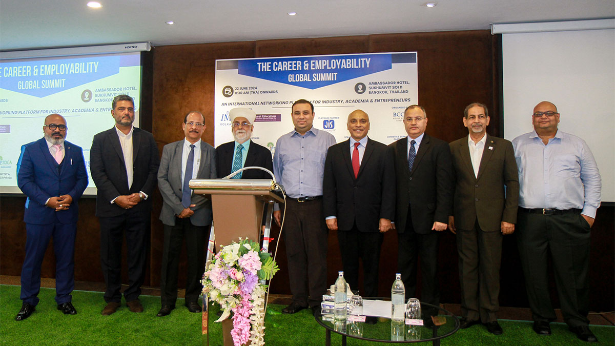 A group photo of the dignitaries of the first session