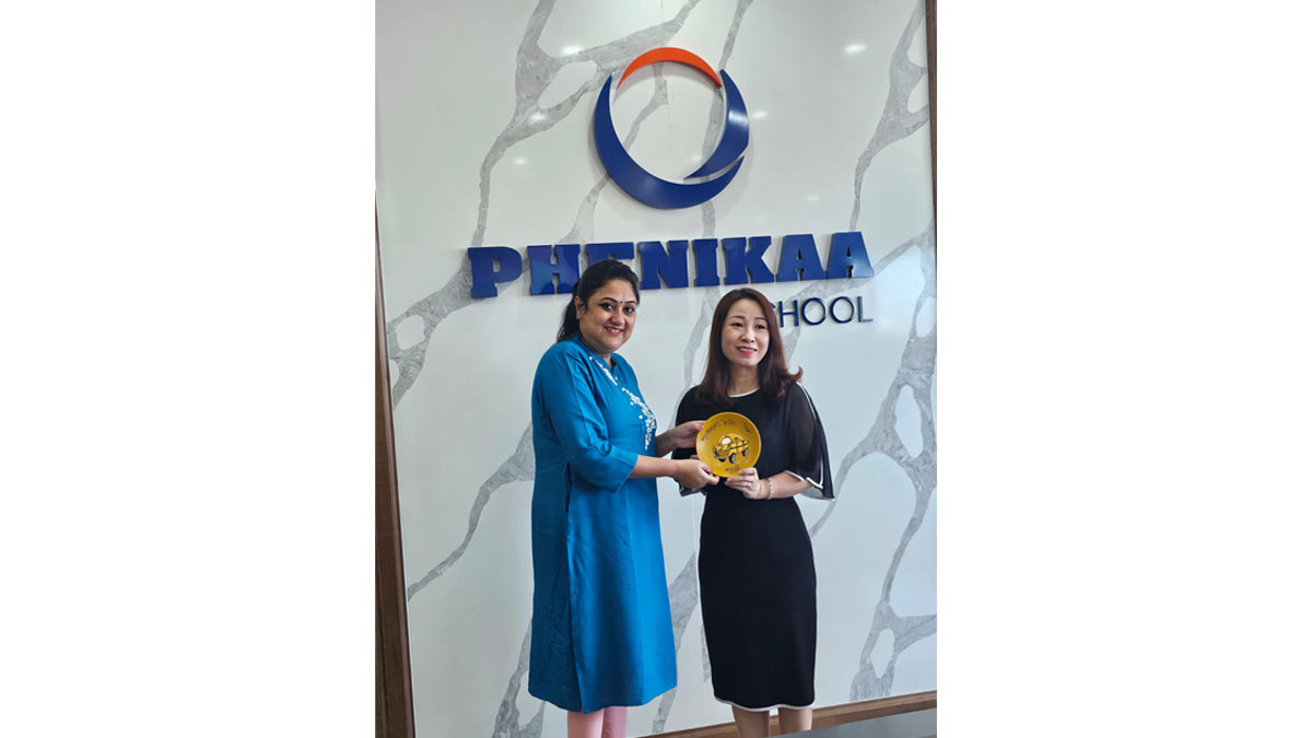 Ms. Rajashree Mukherjee, Manager, BCC&I handing over a memento to Mrs. Huong, CEO, Phenikaa School