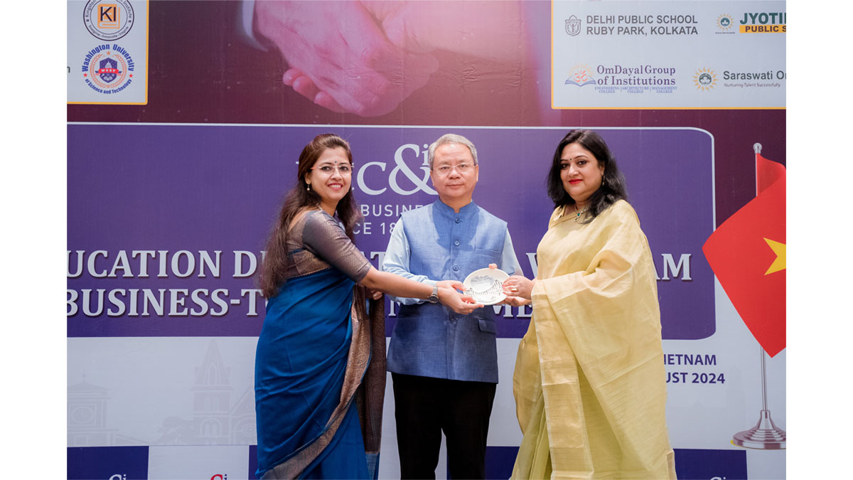 Ms. Swarnali Dhar, Deputy Director, BCC&I (left) and Ms. Rajarshree Mukherjee, Manager, BCC&I handing over a memento Mr. S. Chinpau Ngaihte, First Secretary, Embassy of India, Hanoi at the Business-To-Business Meeting