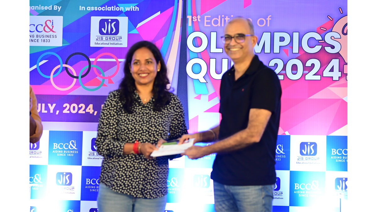 Mr. Charanpreet Singh, Co-Founder and Director, Praxis Business School Foundation and Member, IT Committee, BCC&I presenting memento to Ms Dola Banerjee, the esteemed Olympian.