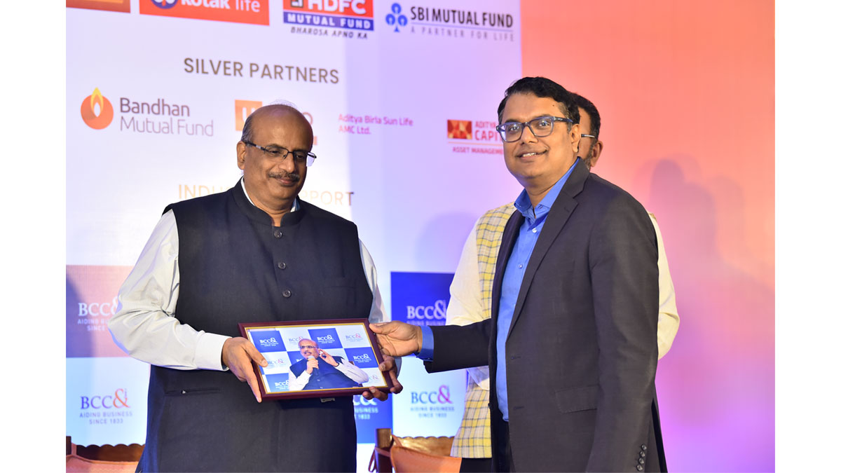 Mr. Arnab Basu, President Designate, BCC&I and Advisory Leader, PricewaterhouseCoopers Pvt. Ltd. presenting a memento to Mr. Venkat Chalasani, CEO, AMFI