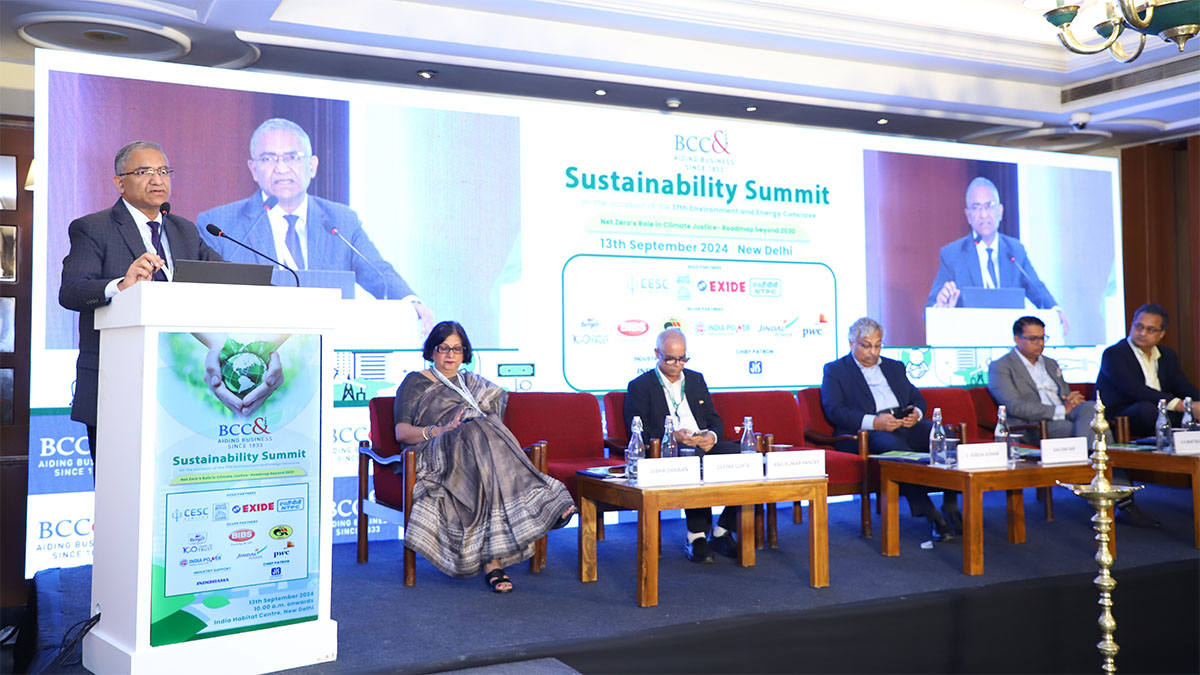 Mr. Deepak Gupta, Director (Projects), GAIL (India) Limited during his address. On the dias, Dr. Vibha Dhawan, Director General, TERI, Mr. Anil Kumar Pandey, Managing Director, Jindal Power, Mr. Gautam Ray, President, BCC&I and President – Corporate, RPSG Group, Mr. Arnab Basu, President Designate, BCC&I and Advisory Leader, PwC India, Mr. U K Bhattacharya, Chairperson, Energy Environment and Water National Committee, BCC&I and Former Director (Projects), NTPC Limited (left to right)