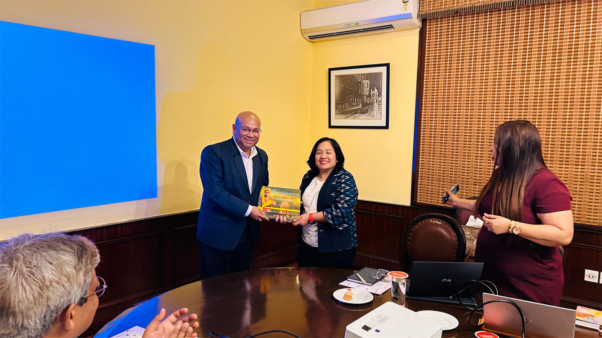 Presentation of Memento to Ms. Nakrisorn Klaikeow, the Director Consul from the Thailand Board of Investment, Mumbai Office by Mr. Kalyan Kar, Co-Founder, Prediqt Business Solutions Private Limited