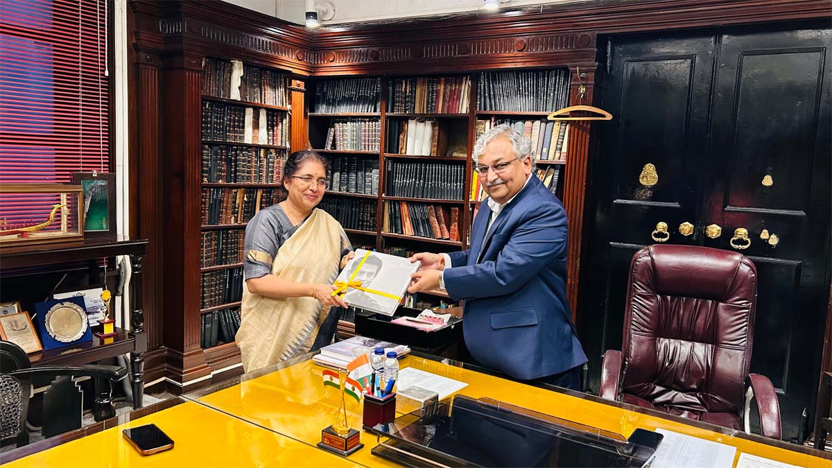 Presentation of Memento to Dr. Tejaswini Ananth Kumar, Chairperson, Board of Governors, IIEST Shibpur and Chairman and Co-Founder, Adamya Chetana Foundation by Mr. Gautam Ray, President, BCC&I & President, Corporate, RPSG Group
