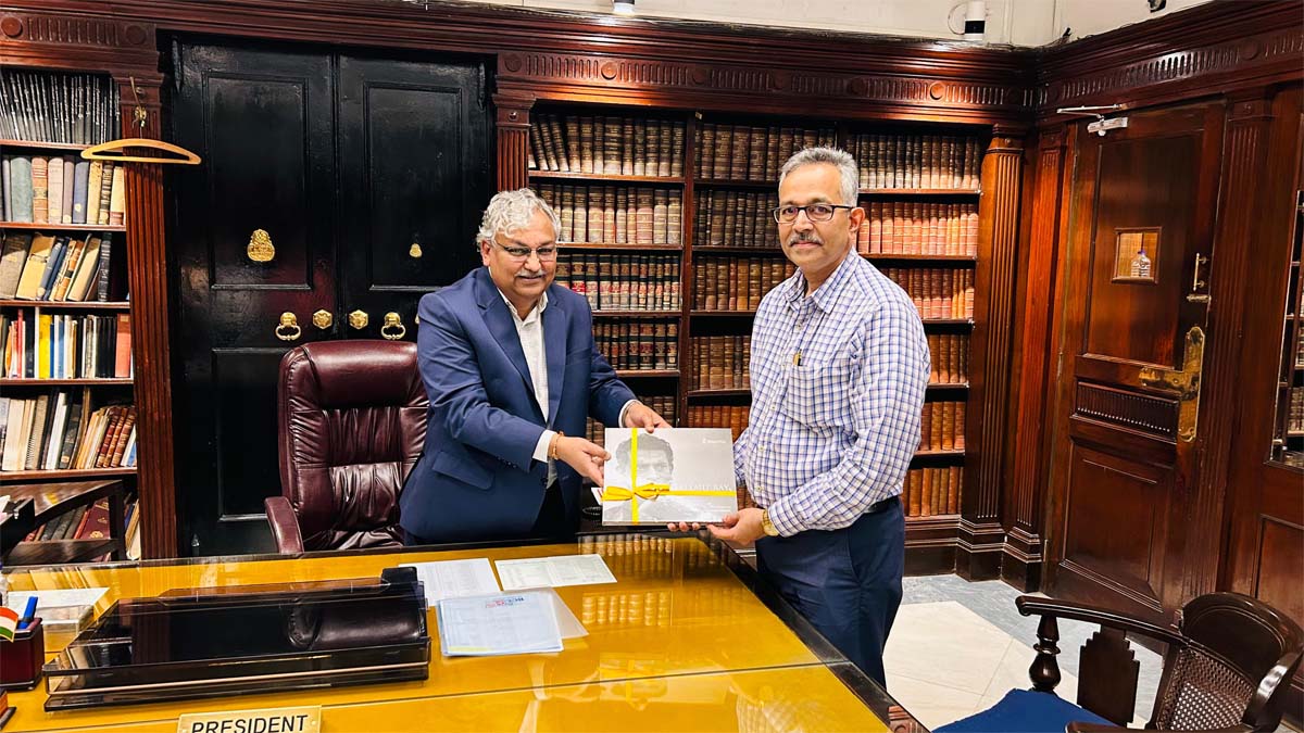 Presentation of Memento to Prof. V M S R Murthy, Director, IIEST Shibpur by Mr. Gautam Ray, President, BCC&I & President, Corporate, RPSG Group.